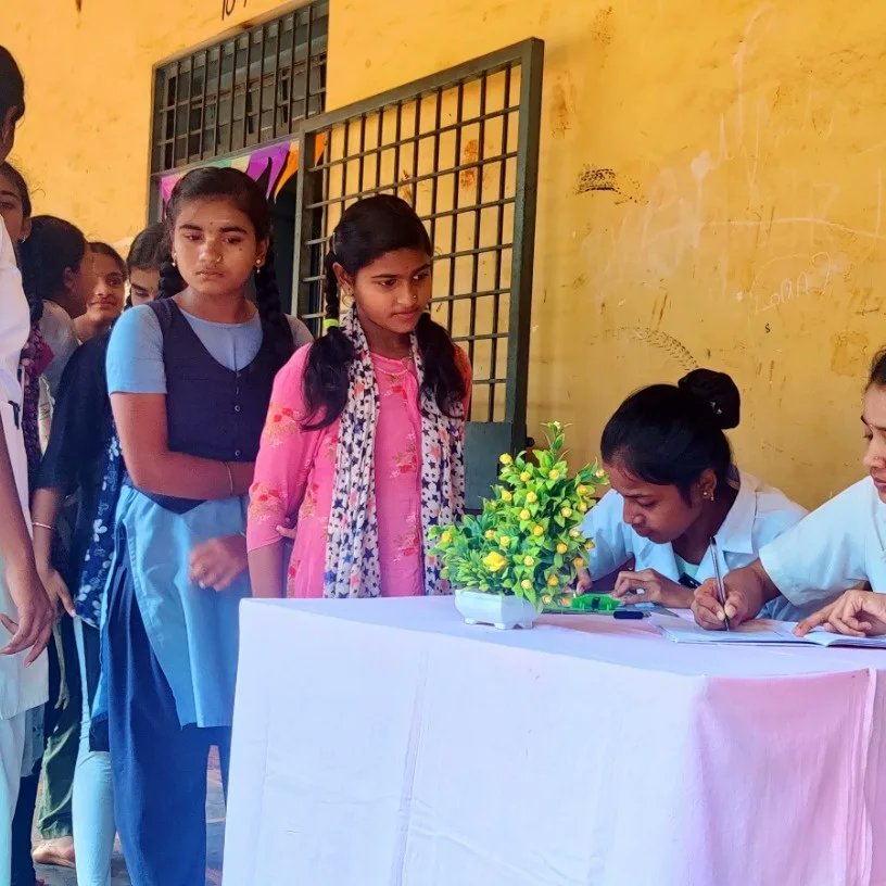 MediaKle's tweet photo. Dept. of #CommunityHealth #Nursing of @klenursinghubli organized "School #HealthCamp" at Government High School, Kusugal Village, Byahatti. 84 children were screened. A role play on healthy practices was also performed by the 3rd Year GNM Students.
#klesociety #healthsciences https://t.co/CzUvYk6JBX