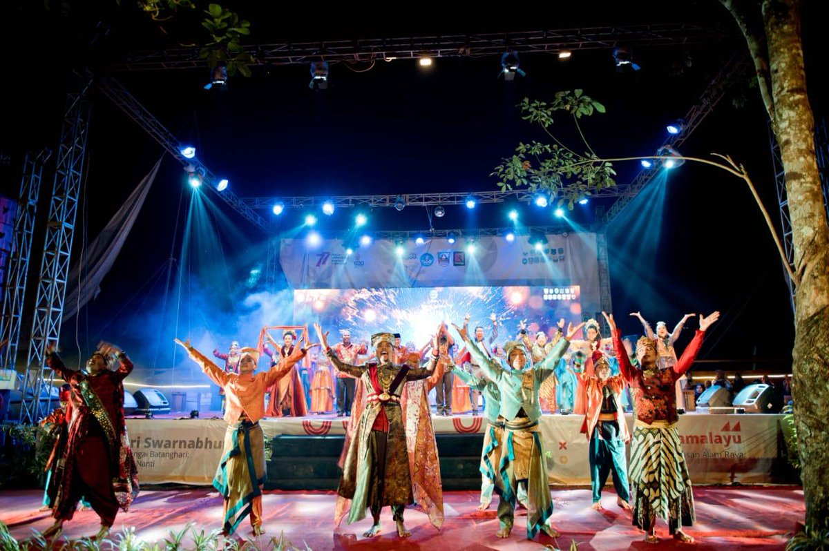 fakingsong's tweet photo. Ayo semuanya liat penutupan festival pamalayu kenduri
#DaraPetakDaraJingga
Kenduri Swarnabhumi https://t.co/cWzeLUoftl