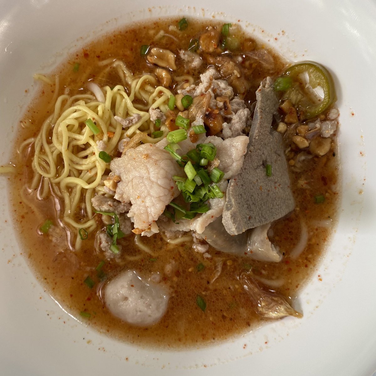 neverenoughth's tweet photo. บัวไหลก๋วยเตี๋ยวต้มยำ (เชียงใหม่) - ไปร้านนี้เพราะกากหมูเจียวเลย ชอบก๋วยเตี๋ยวต้มยำที่เป็นกากหมูแบบนี้มาก!! ดีงาม อร่อย แต่ตัวก๋วยเตี๋ยวยังขาดความมะนาวสดๆและหวานนำไปนิด ชามละ 30.- แต่ต้องกินหลายจานถึงอิ่มค่า กากหมูถ้วยละ15.-🥢🍜

 #รีวิวเชียงใหม่  #reviewchiangmai https://t.co/ZxbowyKHEO