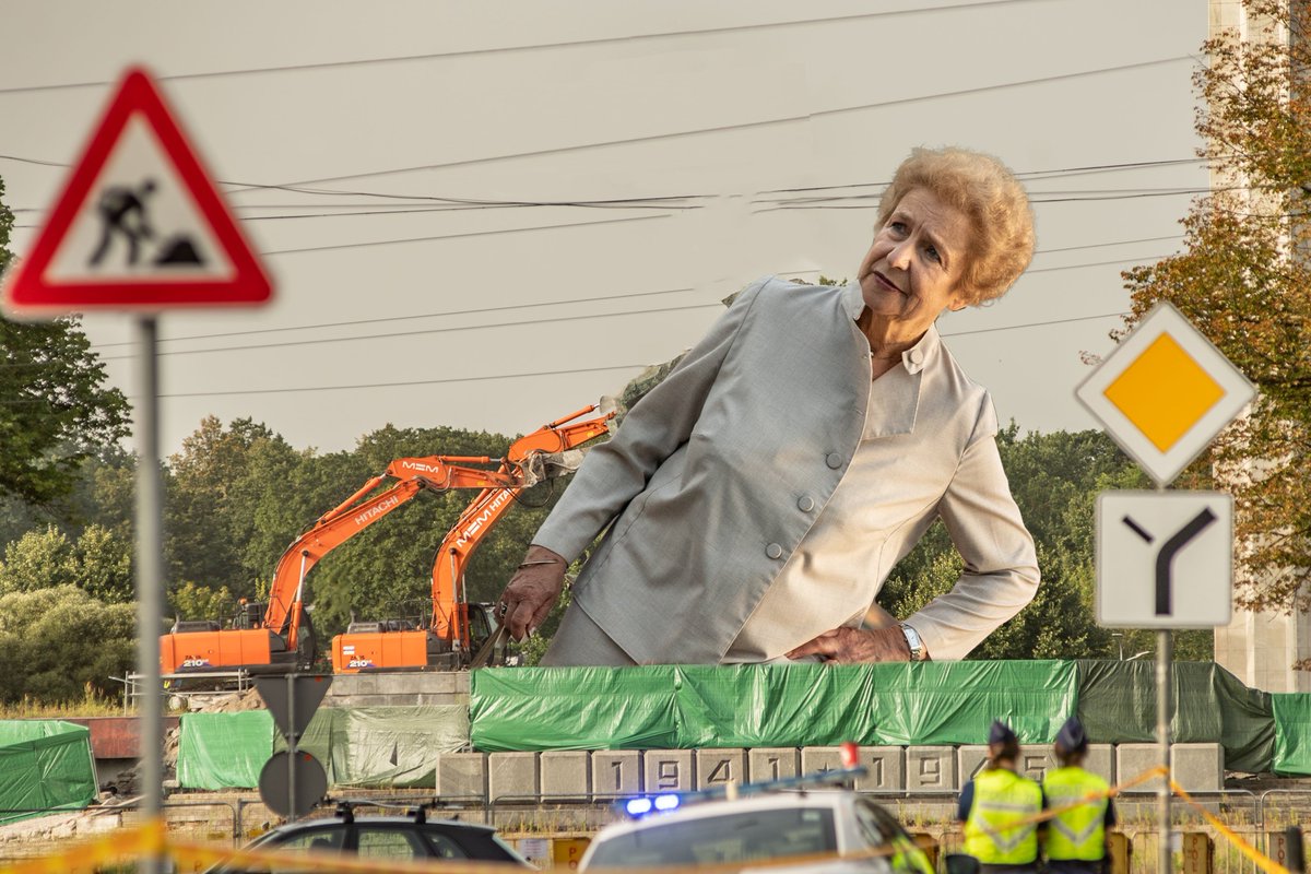 russojuzlv's tweet photo. Okupantu pieminekļa laukumā demontēta arī sievietes tēla statuja! https://t.co/gtAtj7Oujt