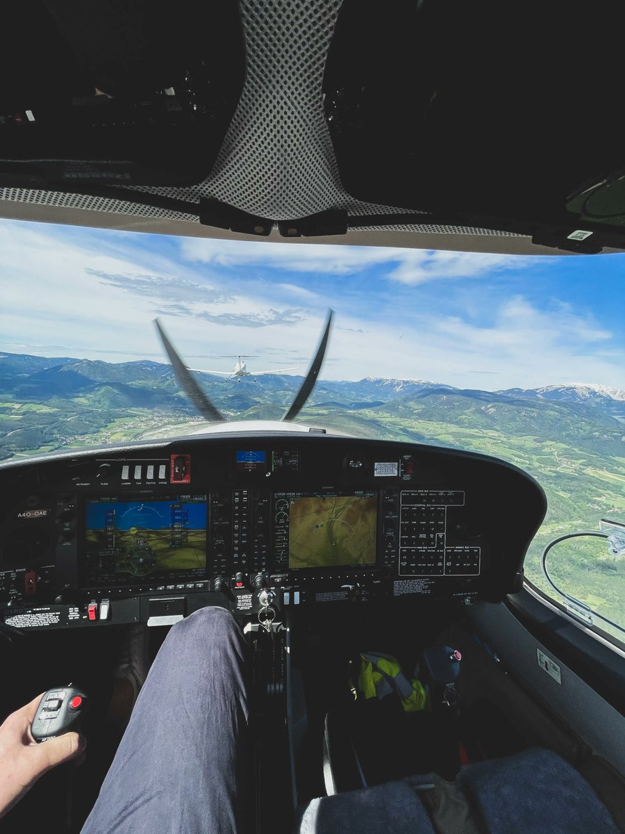 Peekaboo. 💎✈️ #WeFlyDiamondAircraft
