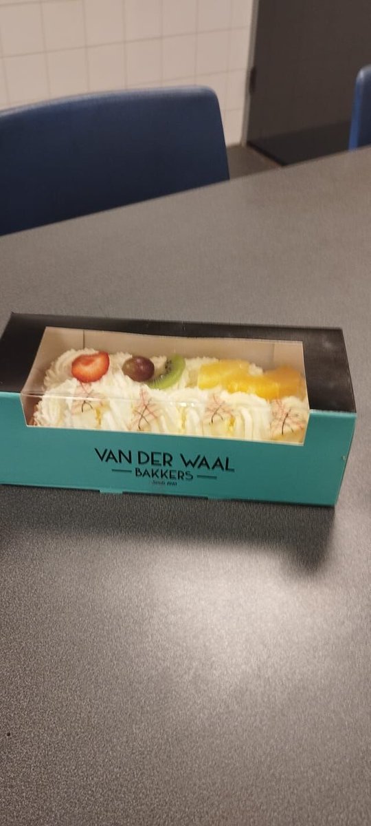 Sandra bedankt ons voor de #service, dat ze zo snel geholpen is met het defecte raam. Div. opties geboden en alles in goed overleg. Fijn te horen dat je zo tevreden bent. Bedankt voor de taart! #daardoenwehetvoor #waardering #vertrouwen #geenwekenwachttijd #ondanksdrukte