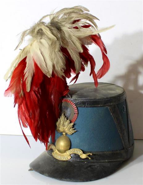 24 août 1855 : Adoption du Casoar par les Saint-Cyriens.

Afin d’honorer la visite de la reine Victoria, l’empereur Napoléon III ordonne aux Saint-Cyriens de coiffer leurs shakos d’un plumet rouge et blanc, couleurs de la maison royale britannique.