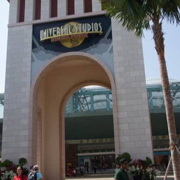 Photo4Stock's tweet photo. The large entrance gates for the Universal Studios in Sentosa in Singapore. These gates are just meant for the feeling of grandeur. #singapore #universalstudio #universalstudios #gate 
Visit Singapore - Lonely Planet Singapore 12 (Travel Guide) - https://t.co/bkgEwxOuKH

There … https://t.co/RjmDs9QL6g