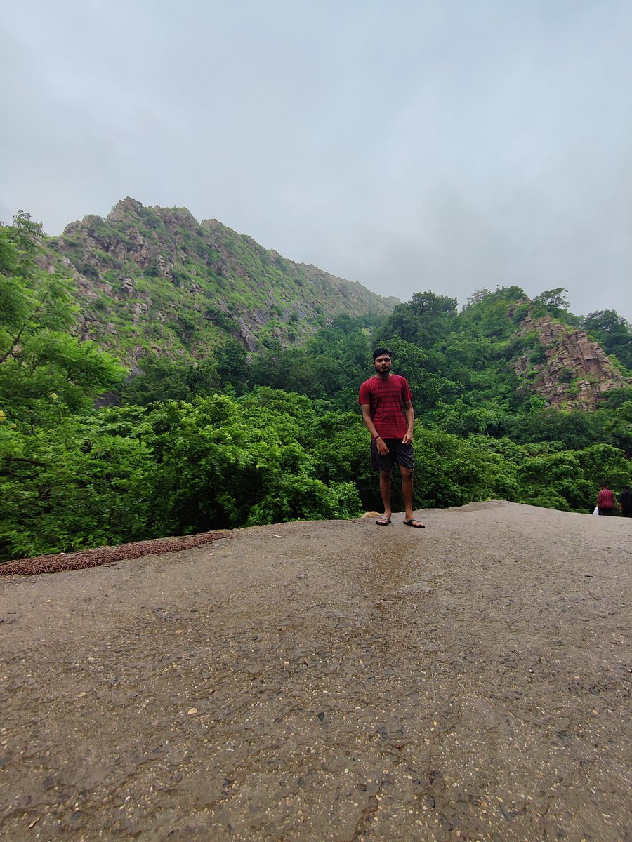 પંચમહાલ જિલ્લાનાં જાંબુઘોડા તાલુકાના પર્વતોની વચ્ચે વહેતો ધોધ,હાથણી માતાનું મંદિર, ગુફા નયનરમ્ય છે.ચોમાસામાં જ્યારે આકાશે વાદળો ઘેરાય છે અને ધોધમાર વરસાદ પડી જાય છે ત્યારે આ સ્થળની સુંદરતા અનેક ઘણી વધી જાય છે. અહીં પ્રકૃતિ લીલીછમ ચુંદડી ઓઢી લીધી હોય એવું દેખાય છે.