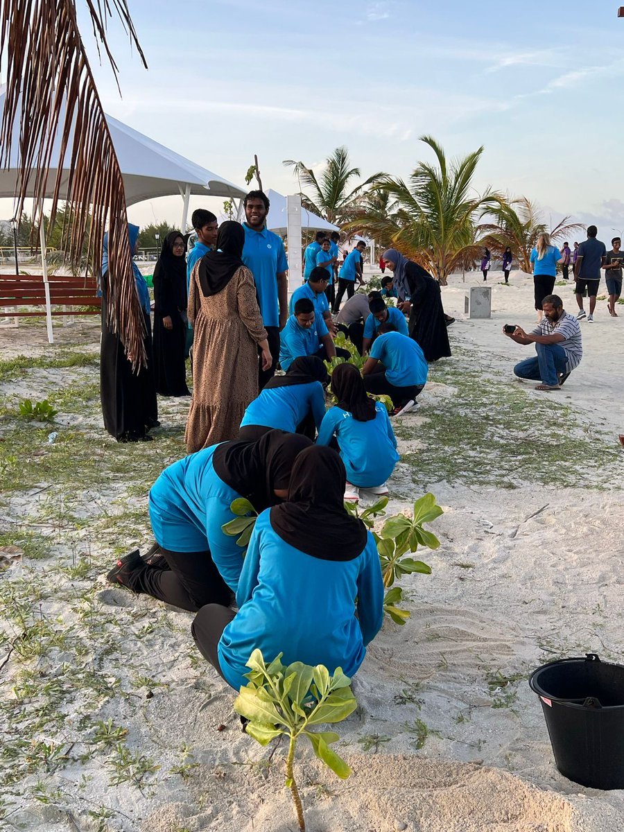 👧👦from #Khuluduffushi schools joined 🇺🇳 & @kfcitycouncil to plant 100🌴 to provide a coastal boundary. Teaching our young people is the only way to ensure that nature is valued & protected from human damage. Many more 🌴to go! @ArthifKFCity @edzyadam #Agenda2030