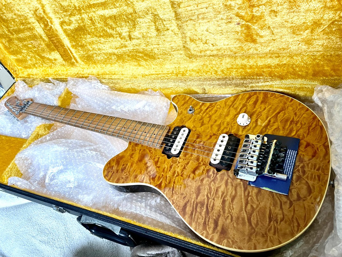 rv138's tweet photo. 久しぶりにケース開けたけどやっぱイケてんな‼️✨🍊✨
#VanHalen #Musicman #AXISEX https://t.co/k6tTomaZPH