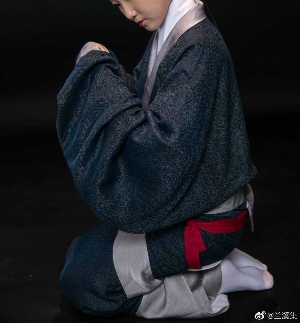 balabengta's tweet photo. #中華風 #漢服チャレンジ
#汉服挑战 #한푸_도전 #China #汉服 #漢服 #한푸 #中国女孩 
#Chinese_style #中国风 #中国  #Chinese #ChineseCulture #ChinaStory #hanfu_challenge #hanfu #hanfugirl  #chinesefashion 
西汉坐具实践复原
图源：兰溪集 https://t.co/RglI7vhBQ8