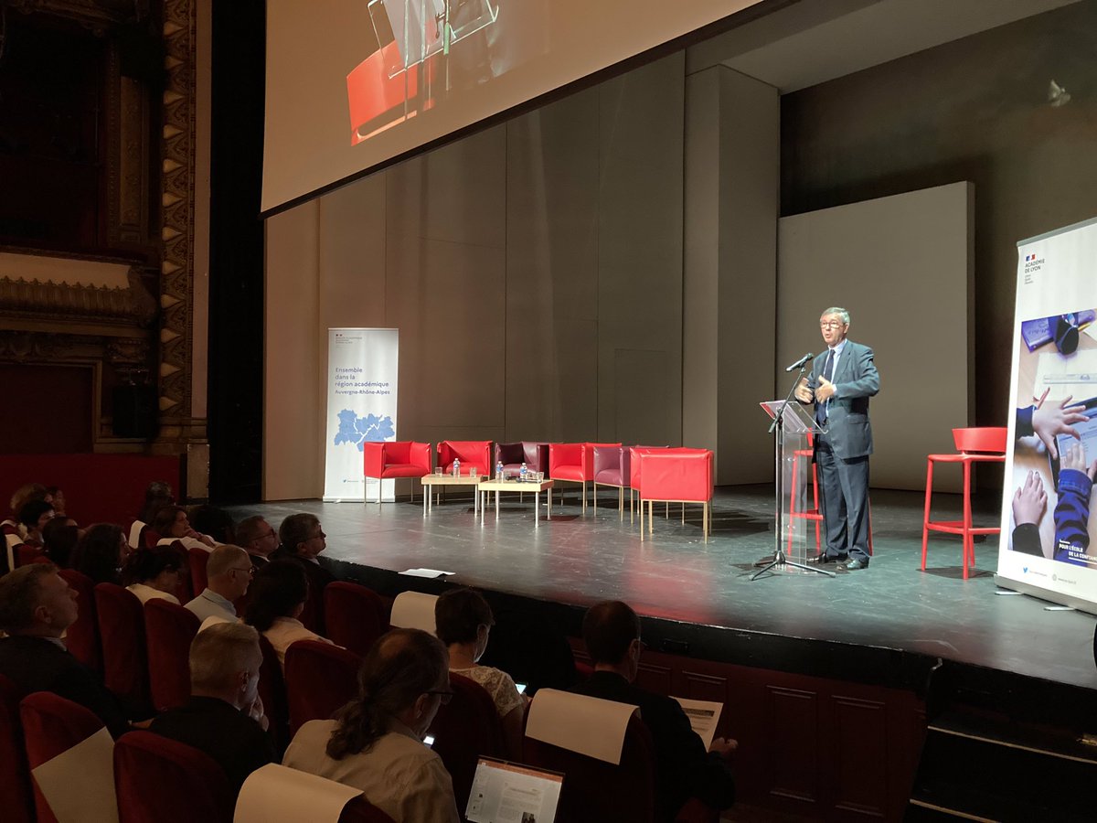 academielyon's tweet photo. Accueil ce matin par @DugripOlivier des nouveaux personnels enseignants, CPE, PsyEN, inspecteurs et Perdir aux @celestins

Une 1ère journée d’accueil et de formation pour une entrée sereine dans leurs fonctions au service de la réussite de tous les élèves 

Bonne rentrée à tous ! https://t.co/F2wxMCbu4Q