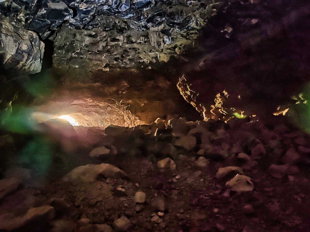 hazeleyes1206's tweet photo. The Impressive UMM JIRSAN CAVE ... An adventure inside a mysterious underground chamber
#CaveStory #cave #lava #lavafields #lavatubes #geology #Desert #photography https://t.co/c2G2NDNni6