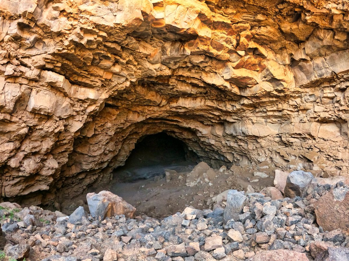 hazeleyes1206's tweet photo. The Impressive UMM JIRSAN CAVE ... An adventure inside a mysterious underground chamber
#CaveStory #cave #lava #lavafields #lavatubes #geology #Desert #photography https://t.co/c2G2NDNni6