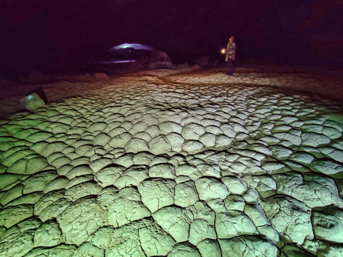 hazeleyes1206's tweet photo. The Impressive UMM JIRSAN CAVE ... An adventure inside a mysterious underground chamber
#CaveStory #cave #lava #lavafields #lavatubes #geology #Desert #photography https://t.co/c2G2NDNni6