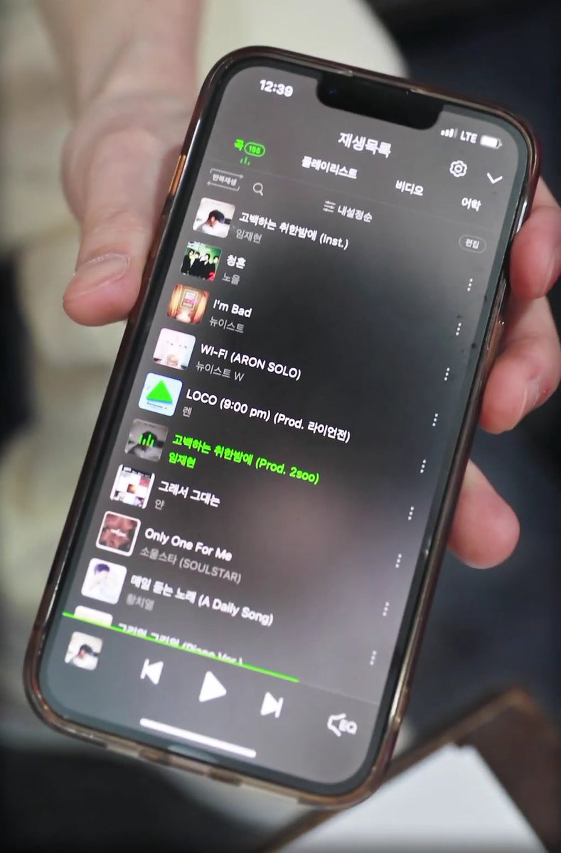 forchoiren's tweet photo. Aaron is listening to Ren’s LOCO 🥰

🔗 https://t.co/qghQ23yHzW

#렌 #아론 https://t.co/jxr1z0l9ZX