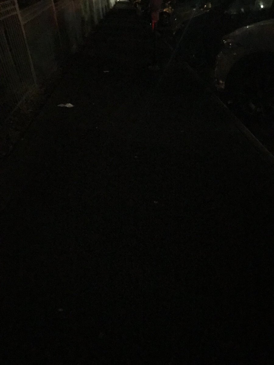 Hey ⁦<a href="/AklTransport/">Auckland Transport</a>⁩ and ⁦<a href="/AklCouncil/">Auckland Council</a>⁩ and ⁦<a href="/pippacoom/">Pippa Coom</a>⁩ - this a photo of the Union Street footpath between Wellington &amp; Sale St. No lighting whatsoever. Please add to your to-do list.