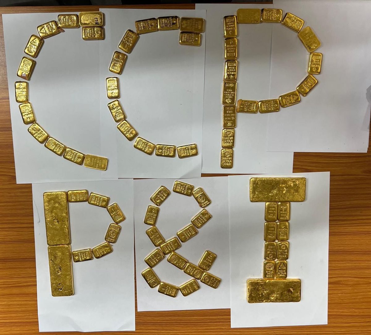 KailashChandMi6's tweet photo. Acting on specific intelligence on 23-8-22 the Officers of HQ P&amp;I Br of Kolkata Customs Preventive recovered &amp; seized 12.215 kgs #ForeignOrigin #goldbars worth ₹6.47Cr from a premises in Baguiati, Kolkata-59. 4 persons have been arrested.  #IndianCustomsAtWork
@cbic_india @Nidhi https://t.co/6epzo2v4fz