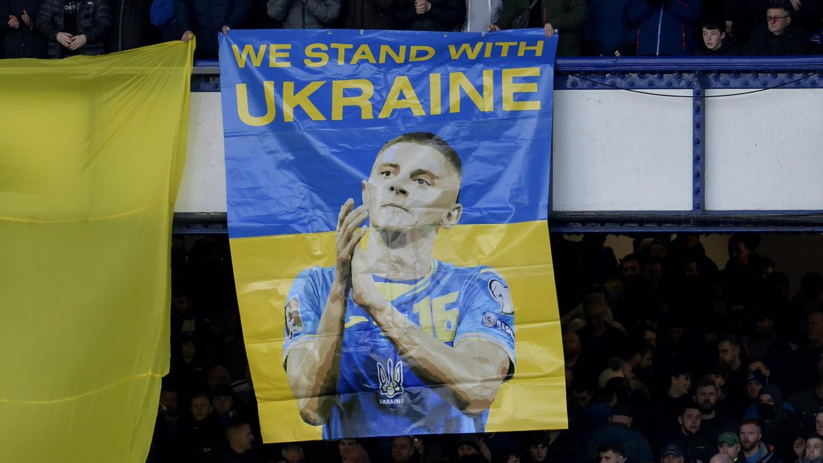 premierleague's tweet photo. The Premier League and our clubs continue to stand together with the people of Ukraine. 

#StandWithUkraine https://t.co/ZNcN0oKgME