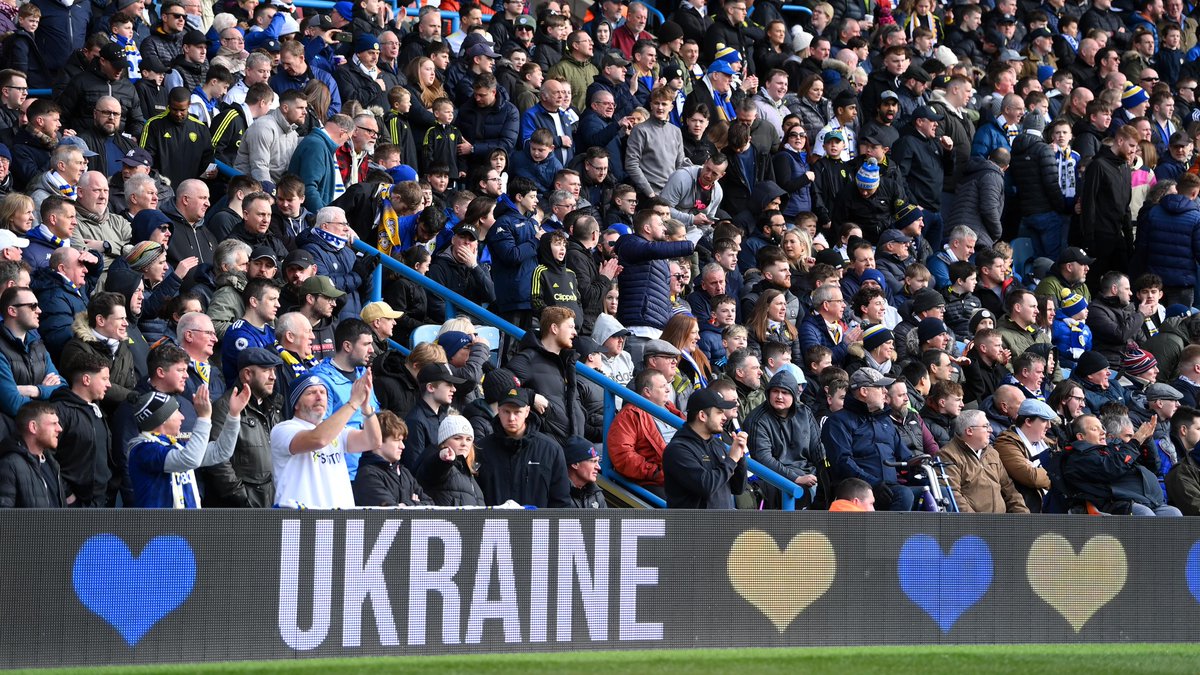 premierleague's tweet photo. The Premier League and our clubs continue to stand together with the people of Ukraine. 

#StandWithUkraine https://t.co/ZNcN0oKgME