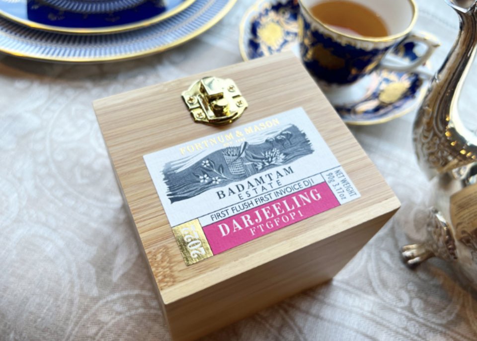 teatimeensamble's tweet photo. FORTNUM &amp; MASON

FIRST FLUSH FIRST INVOICE DJL

DARJEELING FTGFOPI 2022

ファーストフラッシュダージリン2022年

抹茶のミルフィーユケーキと☕︎🌿

抹茶のほろ苦さにも大変良く合いました🌿

美味しい😋💕

#紅茶好きと繋がりたい
#ファーストフラッシュダージリン2022 https://t.co/B4wVu6WmsO