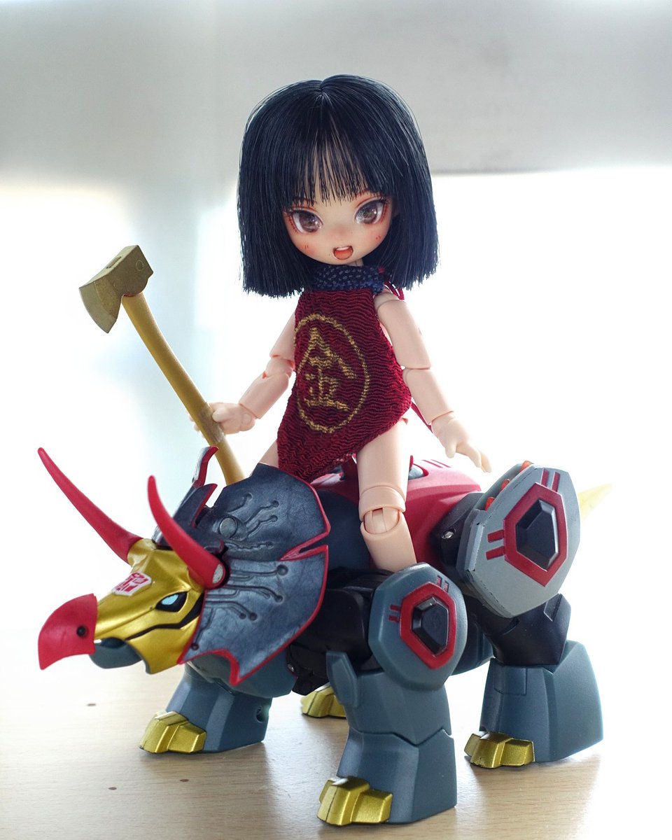 金太郎ちゃんに装備を支給しました。
和風のまさかりは持ってないのでガチャの金の斧で、手頃な熊もいないのでTFの恐竜で失礼いたします。