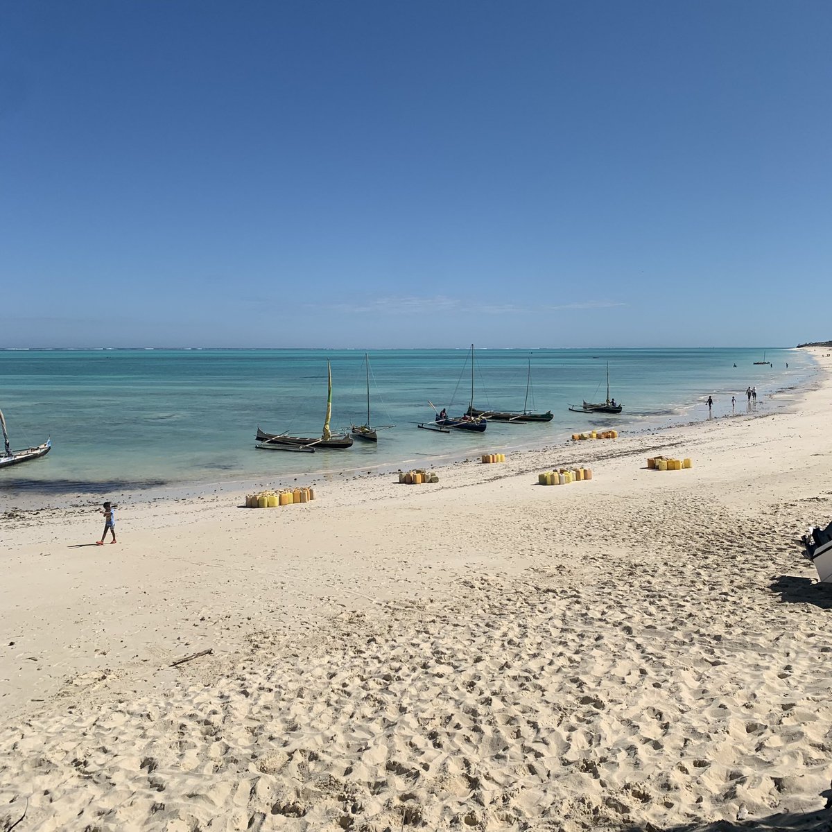 magmalaya's tweet photo. Tong-tong kuning tu semua air bersih utk kegunaan resort. Memang tiap hari macam ni diorang angkut unload masuk perahu sejauh 8km. 

#ExploringMadagascar https://t.co/XMFCr0JyFI