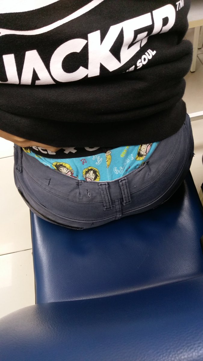 thesaggerlover's tweet photo. 座前面的同學露出海賊王內褲
隔一個禮拜同樣的衣服褲子還有不一樣顏色的內褲🤭
不知道褲頭上的縫線是不是怕褲子太鬆才縫的
但根本沒什麼用🤭
希望能找到同好
#男生露內褲 https://t.co/ka8lUNIaeT