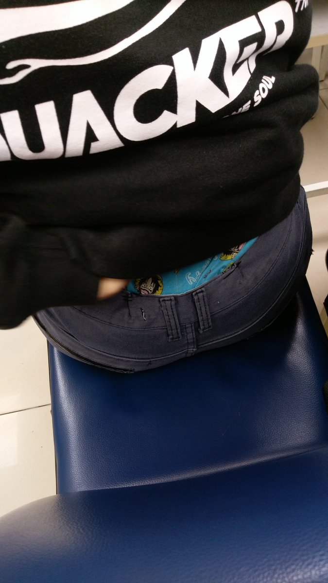 thesaggerlover's tweet photo. 座前面的同學露出海賊王內褲
隔一個禮拜同樣的衣服褲子還有不一樣顏色的內褲🤭
不知道褲頭上的縫線是不是怕褲子太鬆才縫的
但根本沒什麼用🤭
希望能找到同好
#男生露內褲 https://t.co/ka8lUNIaeT