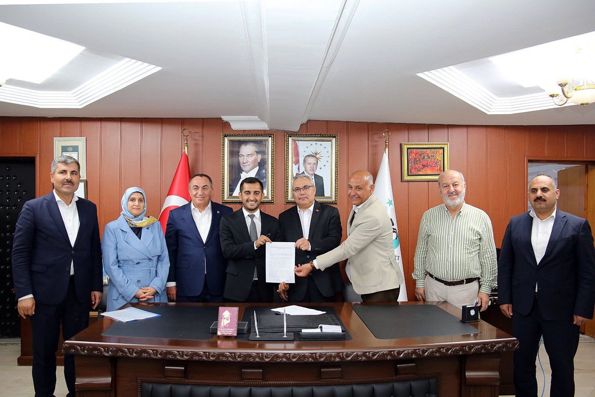 Malazgirt Doğalgaz’a kavuşuyor.

Malazgirt Belediye Başkanı Sn <a href="/cengizaltin1071/">Cengiz Altın</a> ile Doğugaz Genel Müdürü Sn Serhat Demircan arasında ilçeyi doğalgaz’a kavuşturacak olan protokol imzalandı. 

Malazgirtli hemşehrilerimize hayırlı olsun.