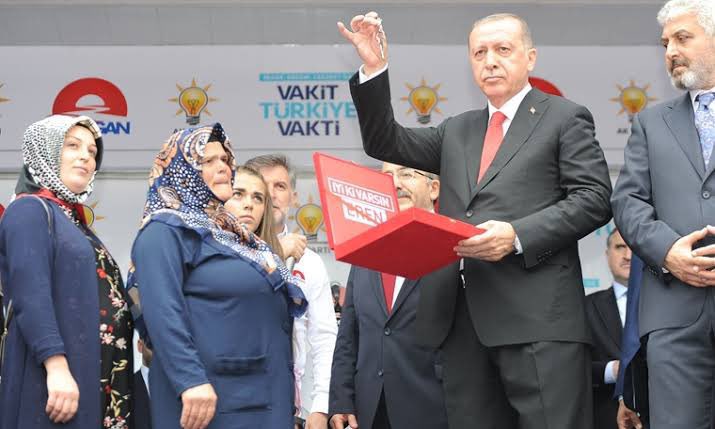 darkwebhaber's tweet photo. 19- Cumhurbaşkanı Erdoğan’ın Eren Bülbül’ün annesine şov yaparak ev anahtarı vermesi https://t.co/iXk0YvhGLx