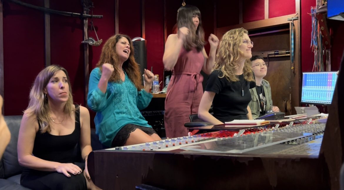 Session <a href="/4thStreetTweets/">4th Street Recording</a> was lit 🔥 learned a LOT met some incredible ppl!! Can’t play clip, for artistic integrity, BUT trust we was jamm’n 🤘🏽 *DISCLAIMER* NOT my session, im the intern behind the iPhone 🤓 (for now)
#recordingstudio #Music #WomeninMusic