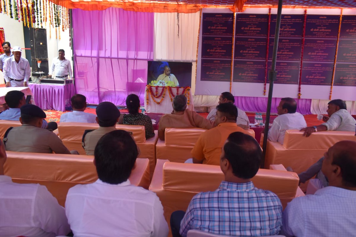 agrapolice's tweet photo. मा0 मुख्यमंत्री श्री @myogiadityanath जी द्वारा जनपद आगरा के थाना लोहामण्डी से आवासीय/अनावास��य भवनों,हॉस्टल/बैरक,विवेचना कक्ष का वर्चुअल लोकार्पण किया गया।
थाना लोहामण्डी में वर्चुअल लोकार्पण कार्यक्रम में मा0 सांसद व मा0 विधायकगण,#DM_Agra, #SSP_Agra मौजूद रहे। https://t.co/3th6lZ3VFU