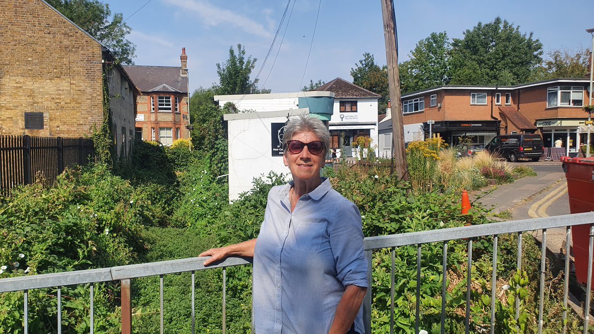 ChilternsNL's tweet photo. The #RiverBulbourne greatest threat is over abstraction to keep the Grand Union Canal flowing. 

Local volunteers &amp; school groups work hard increasing a sense of place by daylighting sections &amp; planting. A collaborative approach to river management could do wonders here!

#WWWeek https://t.co/yKKnGcAUr9