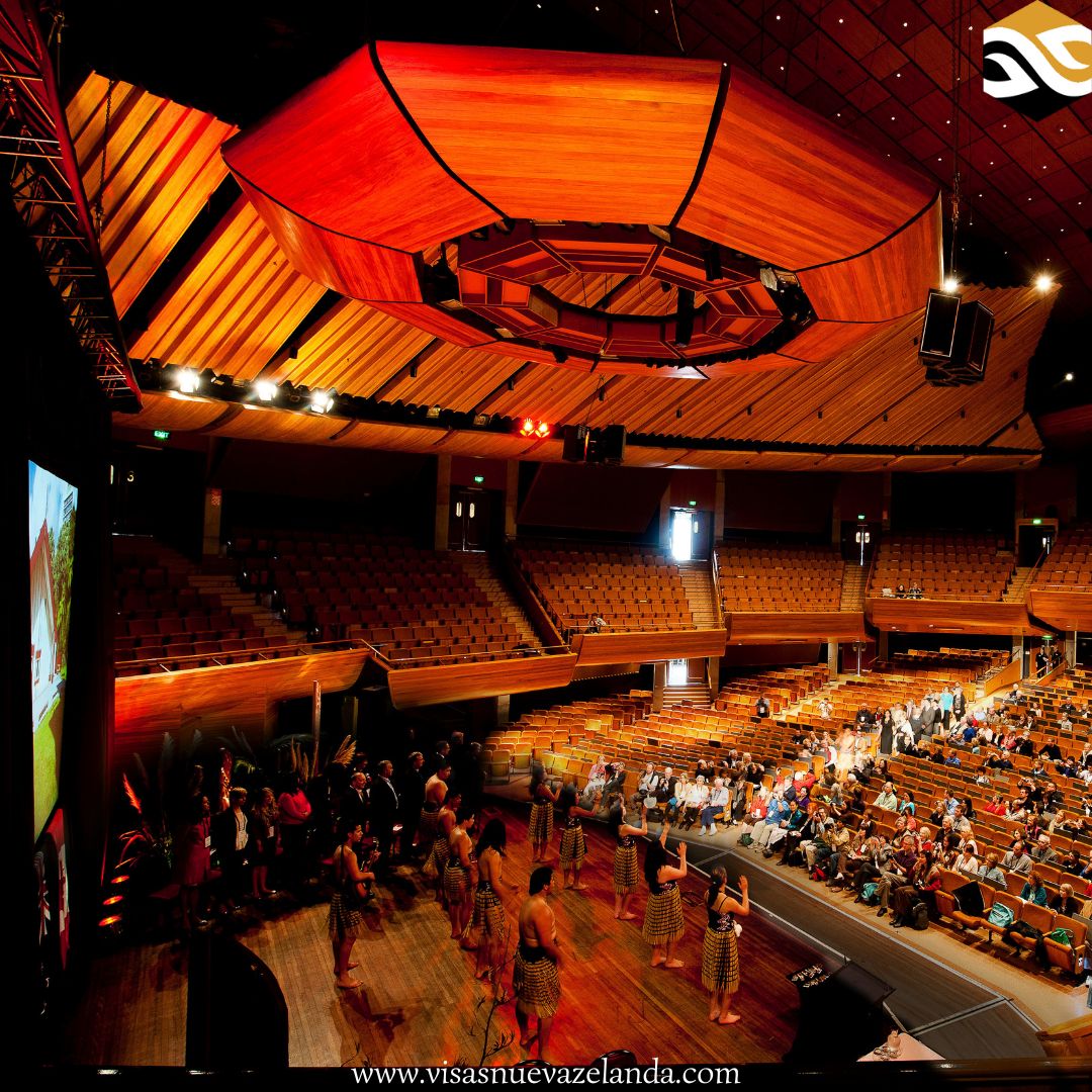 VisasNz's tweet image. ¿Qué es un Pōwhiri?

Es una ceremonia #maorí de bienvenida al #Marae, que implica discursos, actuación #cultural, canto y finalmente el hongi (típica #comidamaorí) 

Los #Pōwhiri más famosos en #NuevaZelanda son en #Rotorua,  #Taupo, #Northland y #Christchurch

#visasnuevazelanda