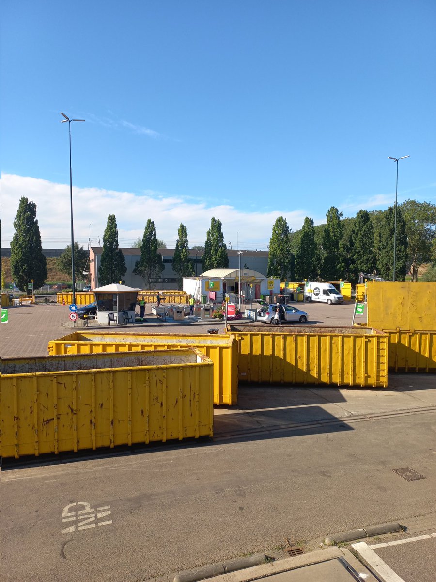 VeermanThijs's tweet photo. Vandaag weer een mooie dag om je grondstoffen in te leveren bij de milieustraten van @waardlanden , maar let op! Vanwege de hitte sluiten we vandaag en morgen om 14:00 uur #doemaarduurzaam #Waardlanden https://t.co/kJjLBRSxiM
