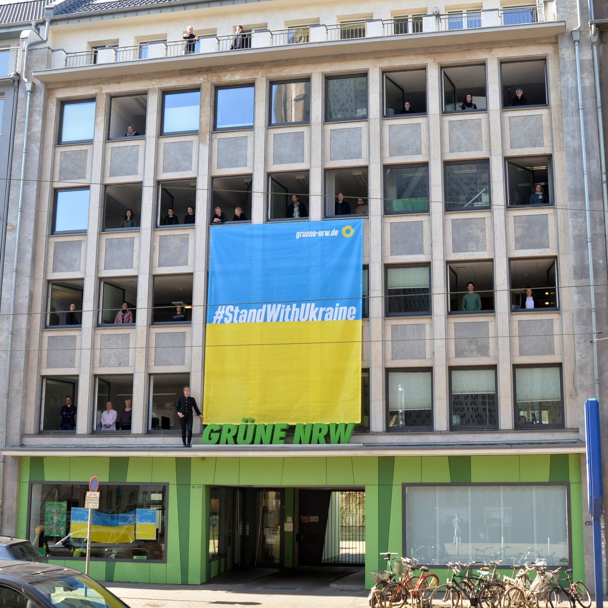 Volle Solidarität mit der Ukraine!
🇺🇦 Heute, am Unabhängigkeitstag der Ukraine, sind es bereits sechs Monate, dass Russland die Ukraine überfiel und den 2014 begonnen Krieg auf das ganze Land ausweitete.   🧵(1/3)