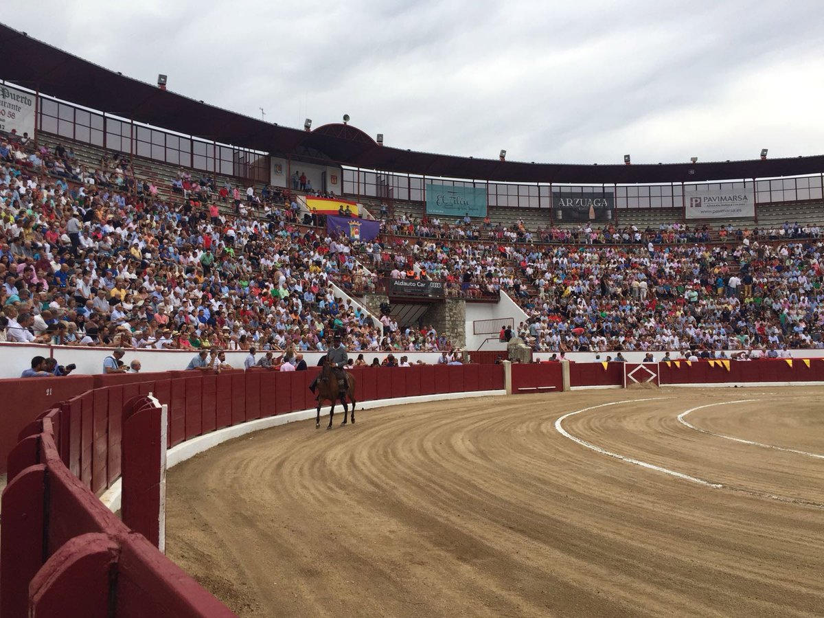 sixtonaranjo's tweet photo. Este domingo a las 18:30, ¡vuelven los📺#torosentelemadrid!

🏟️ Colmenar Viejo @CircuitosToros 
🐂 @montelaermita 
⚔️ @FerAdrianFA, @Angel_Sanchez12 y @fdmanuel_ 

🎙️ Acompañado de todo el equipo de retransmisiones taurinas de @telemadrid @ChapuApaolaza @carmelolopezm y #Encabo https://t.co/wHgvxQYldY