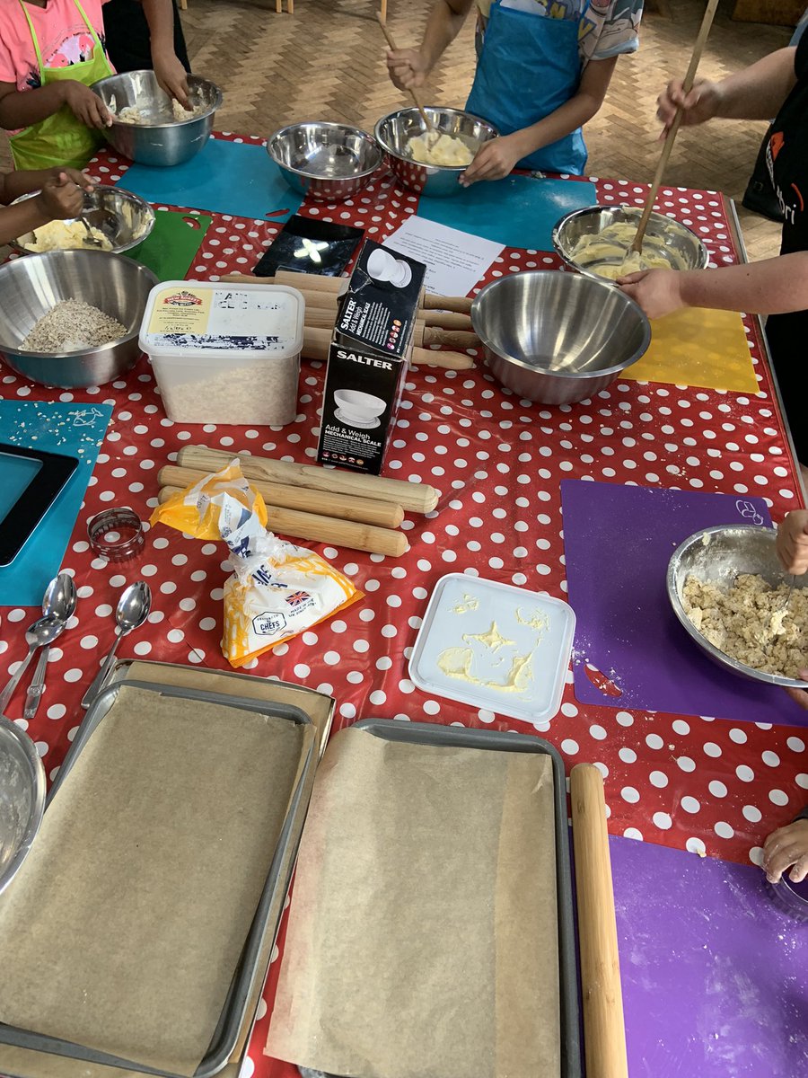 JadeconnieX's tweet photo. #goodgrubclub 🤩
This weeks session flowed really well and relaxing �� 
Vegetable cheesy pasta with salad tossed in white vinegar sauce with oat biscuits for pudding 😋 🥗 🍪 🍝 
with @CityCateringSou and @abrigroup #fightingholidayhunger#communityproject#healthyeating#support https://t.co/CDqAVudMCF