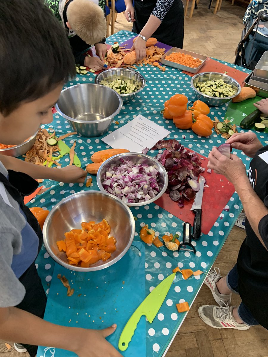 JadeconnieX's tweet photo. #goodgrubclub 🤩
This weeks session flowed really well and relaxing �� 
Vegetable cheesy pasta with salad tossed in white vinegar sauce with oat biscuits for pudding 😋 🥗 🍪 🍝 
with @CityCateringSou and @abrigroup #fightingholidayhunger#communityproject#healthyeating#support https://t.co/CDqAVudMCF