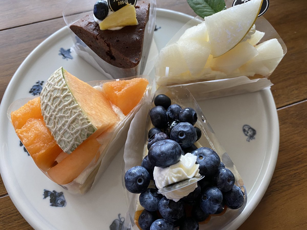 道の駅内灘サンセットパーク「Horita 205」でテイクアウト。ちょっと甘めのとろとろゼリーの中に、こんな大粒のルビーロマンが4個も入っているの。あまりの大きさにびっくり。とってもジューシーで甘いの🍇ほんとに大きいわ。