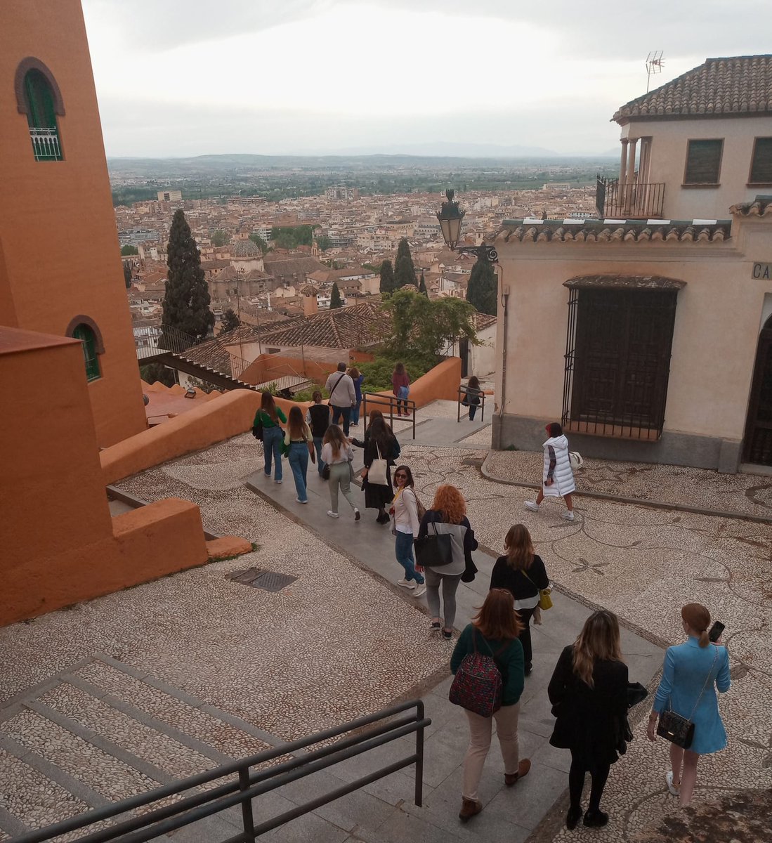 congprotocolo's tweet image. 📷 Recordando el #CIPROGRANADA22:

Así fue el paseo guiado por el #Realejo de la mano de @guiasdearte. Los congresistas pudieron conocer la Granada de las 3 culturas en uno de los barrios más pintorescos de la ciudad en el que vivieron judíos, musulmanes y cristianos.