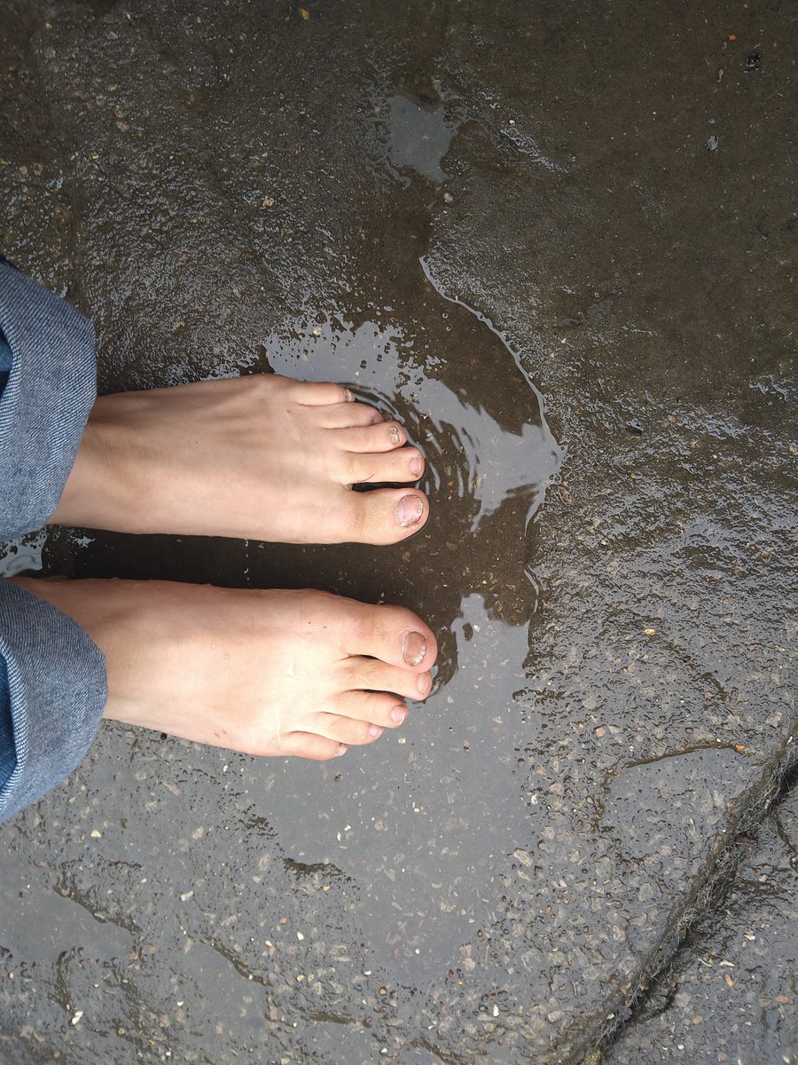 skye_fallin's tweet photo. Ahhh it's raining this morning, paddled my little toes in a puddle or two!

#footfetish #footpics #feetworship #wetfeet #feetfinder https://t.co/8rpOLMemNS