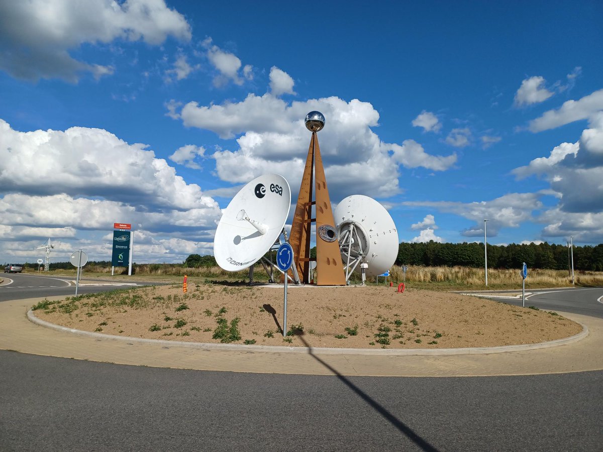 Our presence is now even more easy to find thanks to this amazing scultpure ! 😍
Local artist Jean-Paul Deller has made a great artwork that includes two former antenna's from Redu's <a href="/esa/">European Space Agency</a> site 🛰️
#art #Sculpture