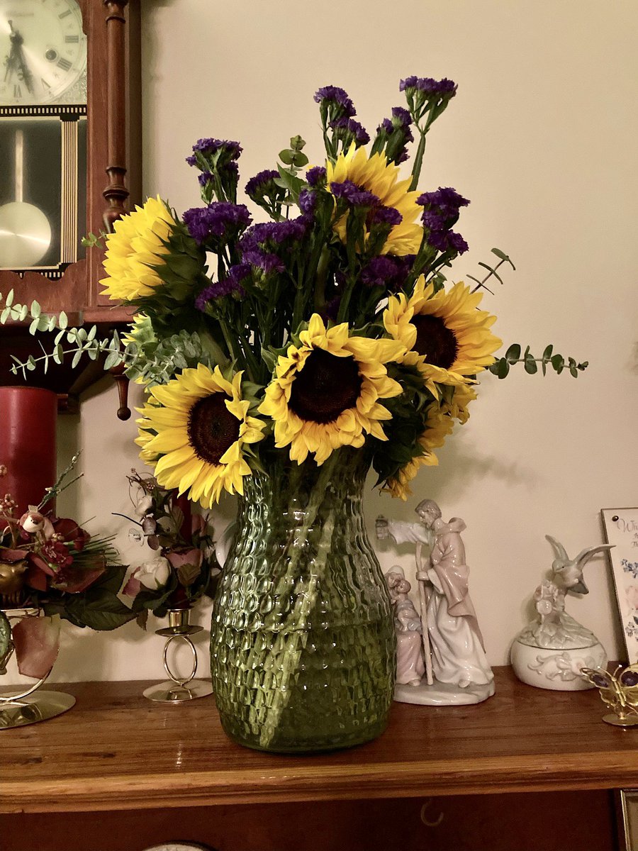 KathleenArntsen's tweet photo. Kudos to @NicoleHemmenway for always knowing the best way to bring joy to my day. I love my bouquet from @bouqsco and so do Jeremiah and Jaxson, thank you my friend. #BouqLove #BestFriends β€οΈππ https://t.co/2acpql6osP