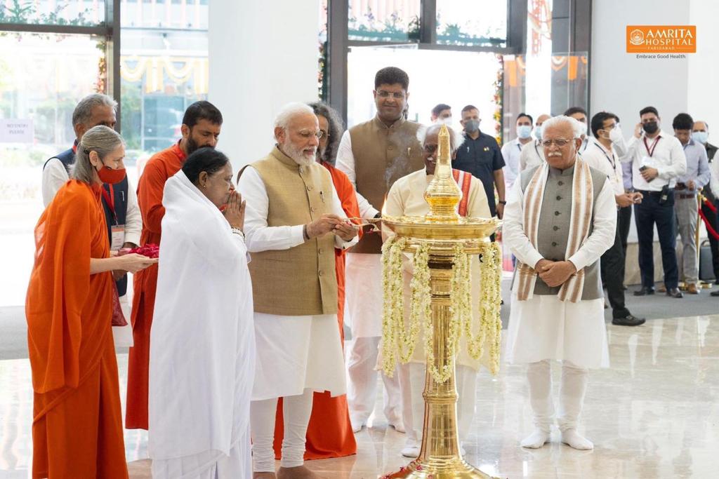 India's largest super speciality hospital 2600 beds ,Lighting the Lamp of Love.
Prime Minister Shri Narendra Modi and Amma lit the lamp Amrita Hospital, Faridabad .

#AmritaHospitalFaridabad #EmbraceGoodHealth #AmritaHospitals
#Amma