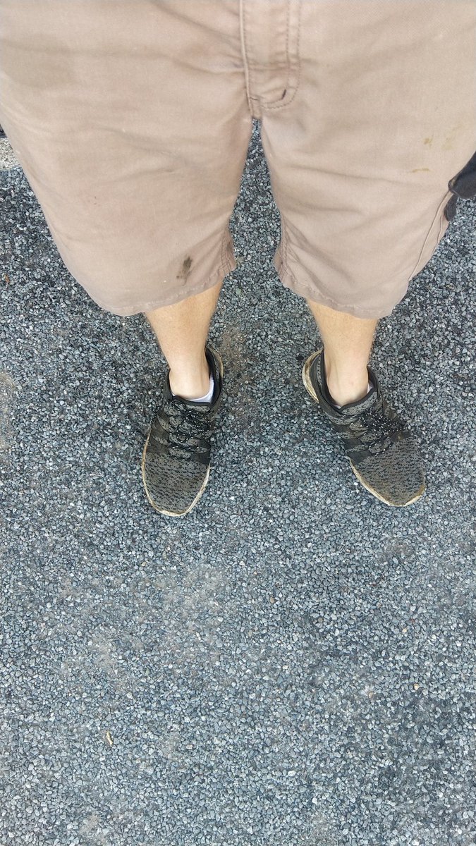 sebfr23's tweet photo. @PoussierLaurie #tenuedetravail je parfais mon bronzage agricole en gardant le short l automne viendra bien assez vite pour mettre les pantalons https://t.co/v3jXYdEcBH
