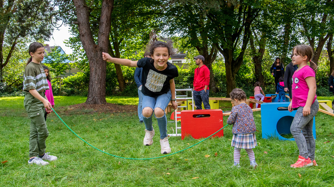 Vonovia_VorOrt's tweet photo. Spielenachmittag für Kinder mit „Bemil“ in #Bremen: Das Bewegungs- & Ernährungsmobil #Bemil bietet Kindern in der Nachbarschaft Raum für kreative Bewegung. Heute ist das Mobil wieder im #Niedersachsendamm zu Besuch. Alle Kinder sind von 15-18 Uhr zum Spielen & Bauen eingeladen. https://t.co/QK902mBQ2V