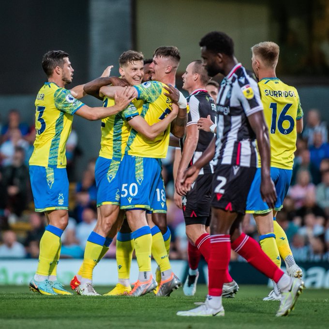 Ryan Yates celebrates with Aaron Donnelly, Cafú, Remo Freuler and Sam Surridge.