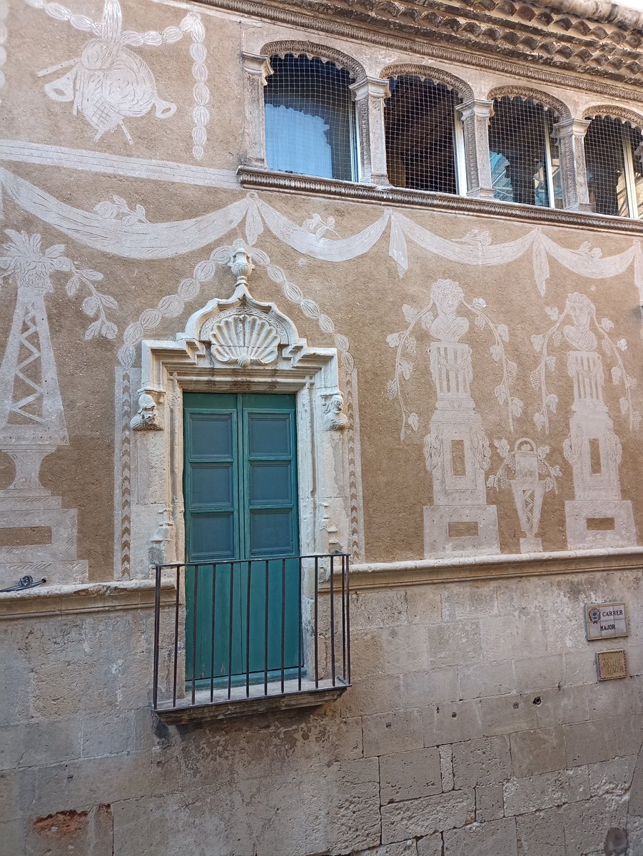 BiblioVendrell's tweet photo. Calor? Avorriment?
A #SalaGeneral @BiblioVendrell  hi tenim un raconet on podeu llegir, estar fresquets (a 27 graus, eh!), pensar en les musaranyes i fins i tot, admirar de ben a prop, els #esgrafiats de la casa del Portal del Pardo @museufenosa
A què esteu esperant per venir??? https://t.co/oDicyhuiCT