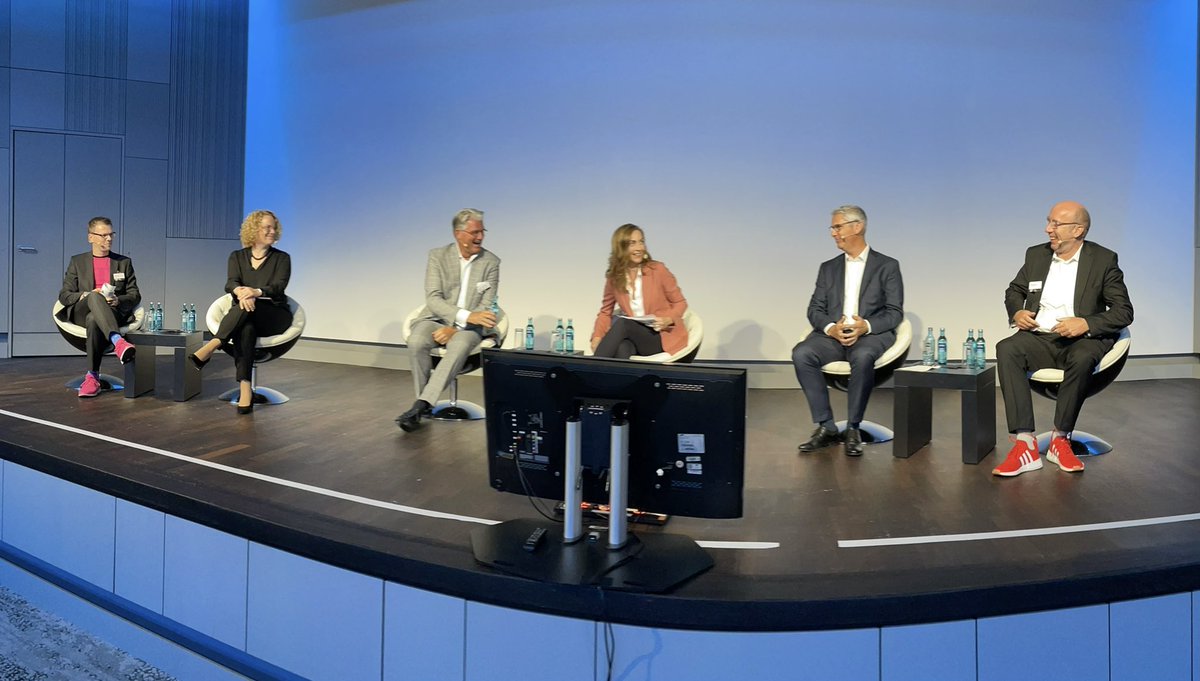 Materna.SE (@materna_se) on Twitter photo Jetzt beim Round Table zur digitalen #Transformation: Prof Dr. Andreas Meyer-Falcke (<a href="/CIONRW/">Fatih Torun</a>), Dr. Uda Bastians (<a href="/udabast/">Uda Bastians</a>, Beigeordnete beim Deutschen Städtetag), Michael Hagedorn (<a href="/Materna_SE/">Materna.SE</a>), Richard Bürmann (<a href="/CGI_DE/">CGI Deutschland</a>) und Jochen Kopp (<a href="/deutschetelekom/">Deutsche Telekom</a>).
#OEV23 Jetzt beim Round Table zur digitalen #Transformation: Prof Dr. Andreas Meyer-Falcke (<a href="/CIONRW/">Fatih Torun</a>), Dr. Uda Bastians (<a href="/udabast/">Uda Bastians</a>, Beigeordnete beim Deutschen Städtetag), Michael Hagedorn (<a href="/Materna_SE/">Materna.SE</a>), Richard Bürmann (<a href="/CGI_DE/">CGI Deutschland</a>) und Jochen Kopp (<a href="/deutschetelekom/">Deutsche Telekom</a>).
#OEV23