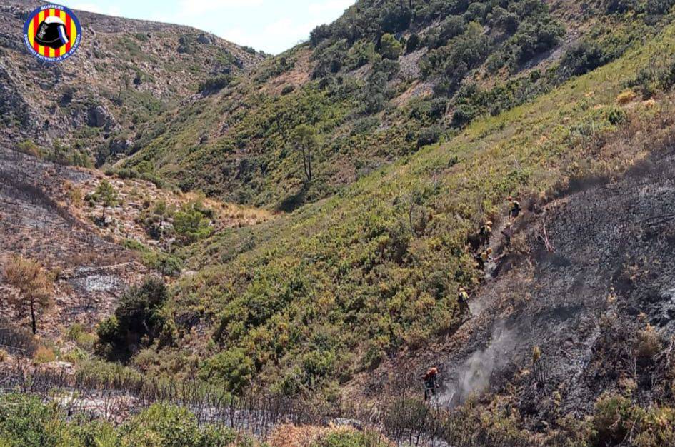 BombersValencia's tweet photo. Imatges dels treballs de perimetratge de les brigades forestals #BRIFO ahir a l' #IFBejís 🔥 https://t.co/zEg3CxVVFb