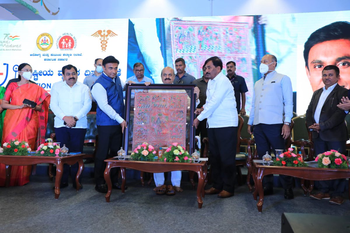 ವೈದ್ಯೋ ನಾರಾಯಣೋ ಹರಿಃ. ಜೀವ ಸಂಕುಲದ ಆರೋಗ್ಯ ಹಾಗೂ ಪ್ರಾಣ ರಕ್ಷಣೆಗೆ ಹಗಲಿರುಳೂ ಶ್ರಮಿಸುತ್ತಿರುವ ವೈದ್ಯರ ಉಪಕಾರ ಸ್ಮರಣೆಗಾಗಿ ವಿಧಾನಸೌಧದ ಬ್ಯಾಂಕ್ವೆಟ್ ಹಾಲ್ ನಲ್ಲಿ ಆರೋಗ್ಯ ಮತ್ತು ಕುಟುಂಬ ಕಲ್ಯಾಣ ಇಲಾಖೆ ಆಯೋಜಿಸಿದ್ದ "ರಾಷ್ಟ್ರೀಯ ವೈದ್ಯರ ದಿನದ ಆಚರಣೆ" ಕಾರ್ಯಕ್ರಮದಲ್ಲಿ ಭಾಗವಹಿಸಲಾಯಿತು.

1/2